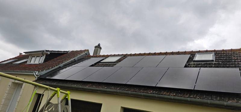 Installation Photovoltaïque à Cergy : Autoconsommation Énergétique avec Panneaux Thomson et Micro-onduleurs Solaredge