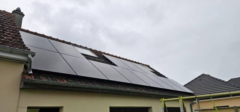Installation Photovoltaïque à Cergy : Autoconsommation Énergétique avec Panneaux Thomson et Micro-onduleurs Solaredge