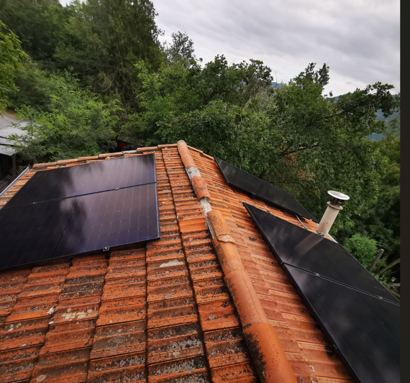Installation de Panneaux Photovoltaïques à Amiens : Autoconsommation Énergétique avec Kit Batterie et Micro Onduleur Victron