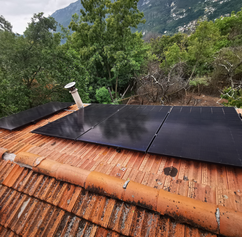 Installation de Panneaux Photovoltaïques à Amiens : Autoconsommation Énergétique avec Kit Batterie et Micro Onduleur Victron