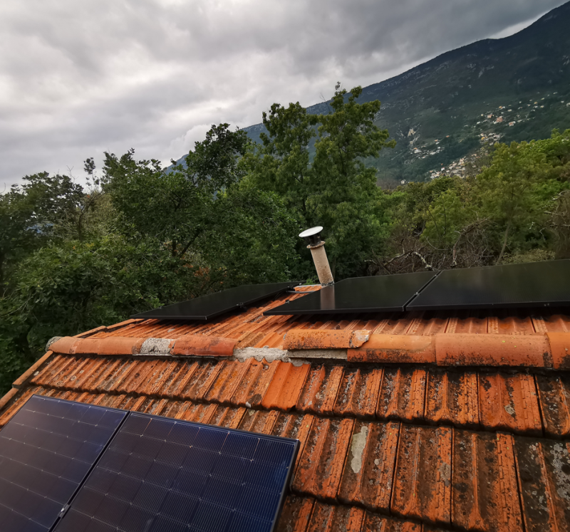 Installation de Panneaux Photovoltaïques à Amiens : Autoconsommation Énergétique avec Kit Batterie et Micro Onduleur Victron