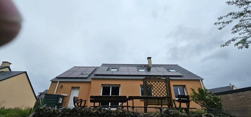 Autonomie énergétique à Beauvais grâce à l'installation de panneaux photovoltaïques Thomson 375W avec Enphase IQ8+ : Expertise complète pour votre transition écologique!