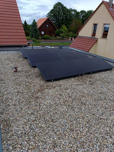 Panneaux photovoltaïques DMEG fixé sur bac à lester avec micro onduleur Hoymiles à Beauvais dans l'Oise