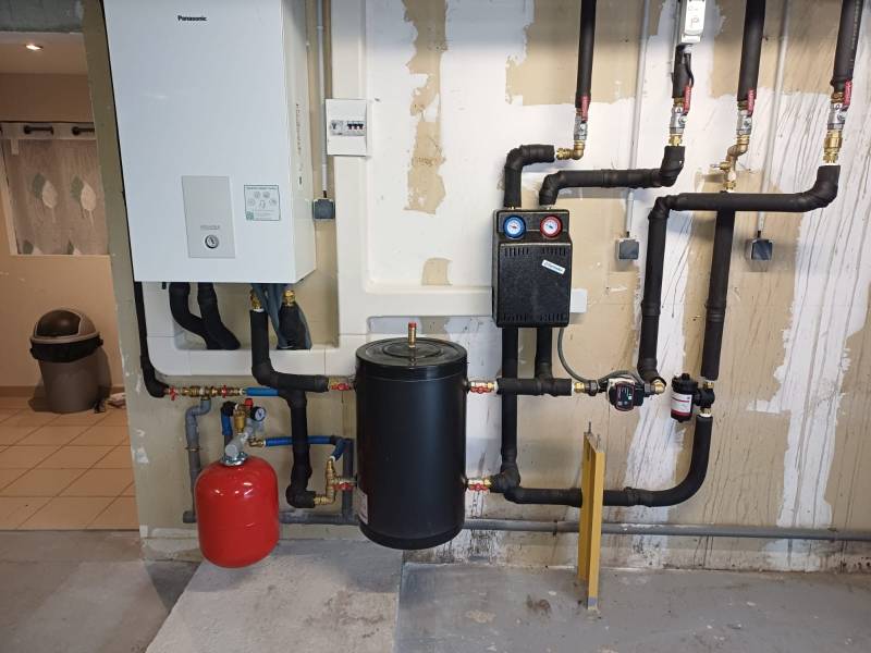 Installation d’une pompe à chaleur air eau Panasonic et d’un kit bizone Thermador pour une transition écologique réussie à Saint-Germain-en Laye dans les Yvelines
