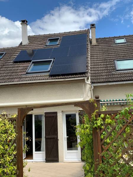 Installation de panneaux solaires Thomson Fullblack à Compiègne : Énergie propre et renouvelable sur mesure