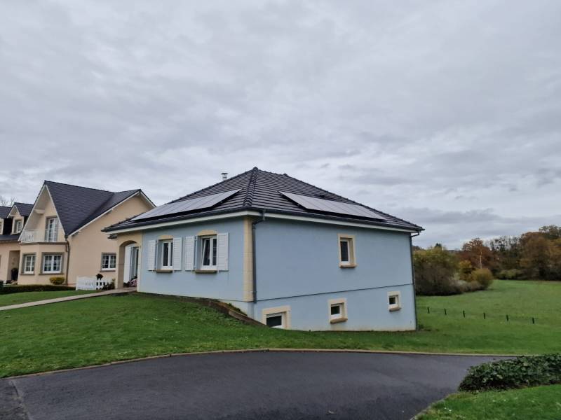 Énergie Renouvelable dans le Grand Est : Installation Photovoltaïque Thomson Ecosun Full Black de 12 Panneaux