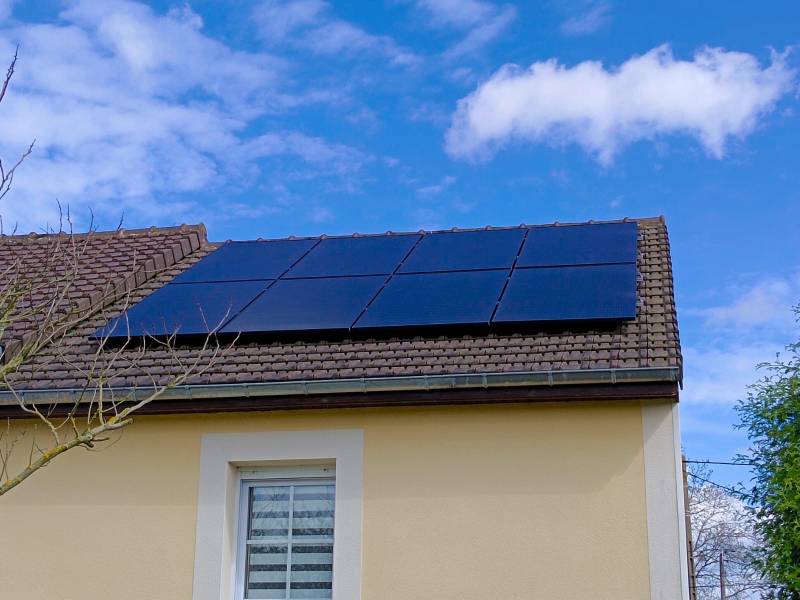 Récente installation de panneaux photovoltaïques Thomson et de micro-onduleurs Thomson Smart I 800 au Mans