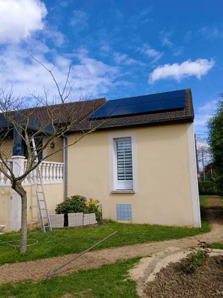 Récente installation de panneaux photovoltaïques Thomson et de micro-onduleurs Thomson Smart I 800 au Mans