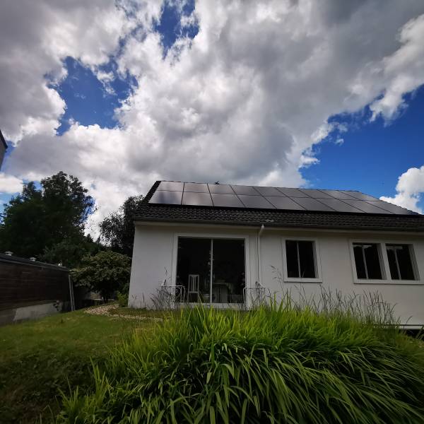 Passez à l'autoconsommation solaire à Caen dans le Calvados avec notre installation de panneaux photovoltaïques AEG 500W et Micro Onduleurs Huawei