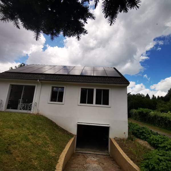 Passez à l'autoconsommation solaire à Caen dans le Calvados avec notre installation de panneaux photovoltaïques AEG 500W et Micro Onduleurs Huawei