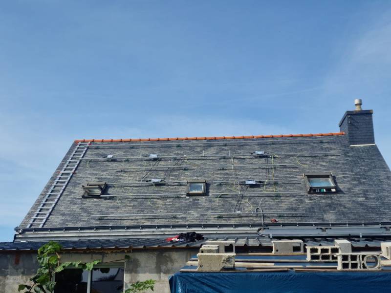 Installation de 15 Panneaux Photovoltaïques Amerisolar avec Micro Onduleur Hoymiles à Lorient