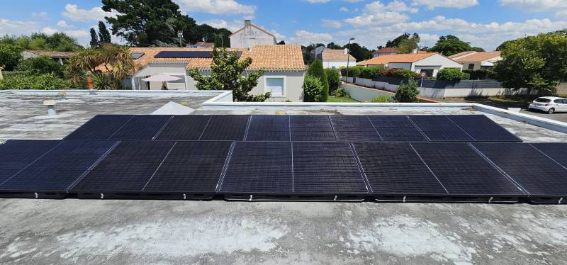 Panneaux photovoltaïques La Francilienne sur bac à lester Renusol à Rouen en Seine Maritime