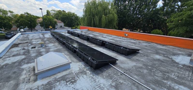 Panneaux photovoltaïques La Francilienne sur bac à lester Renusol à Rouen en Seine Maritime