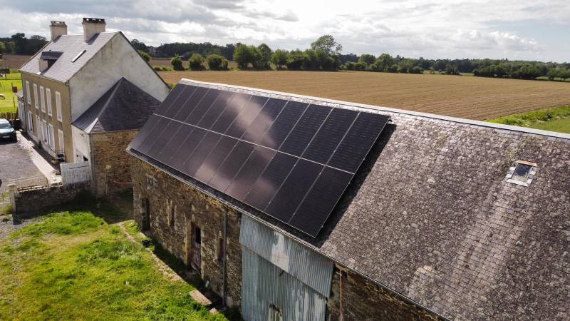 Installation de Panneaux Photovoltaïques à Rouen : Optez pour l'Autoconsommation avec 24 Panneaux AEG 500W et Micro Onduleurs Enphase IQ8HC