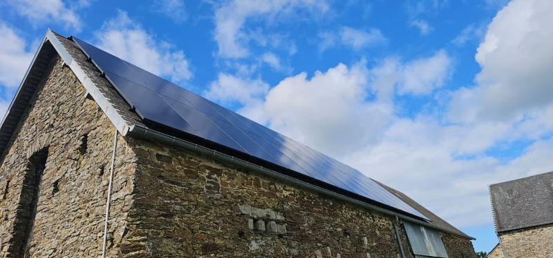 Installation de Panneaux Photovoltaïques à Rouen : Optez pour l'Autoconsommation avec 24 Panneaux AEG 500W et Micro Onduleurs Enphase IQ8HC