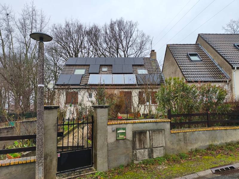 15 panneaux AMERISOLAR 400W, associé à un onduleur FOX P1-6.0-E