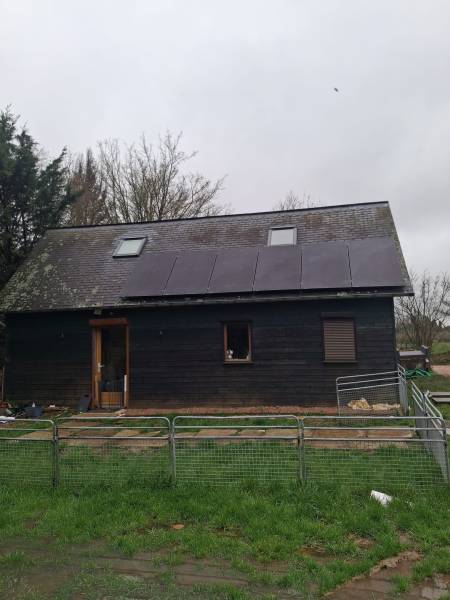 Installation photovoltaïque 6 panneaux solaires de 3 kW avec batterie 5 kWh : solution d’autoconsommation avec stockage à Fatouville-Grestain dans le Dept de L'Eure (27)