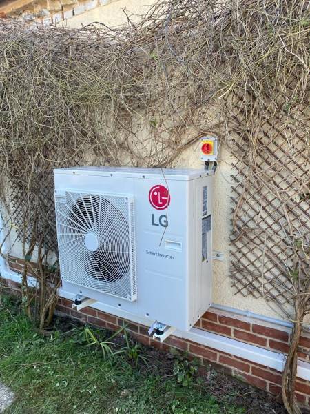 Installation de PAC Air-Air avec Console Basse LG Double Flux à Brest