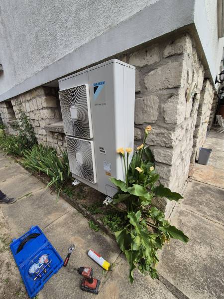 unité extérieur avant entretien de pope à chaleur près de Paris en Ile de France