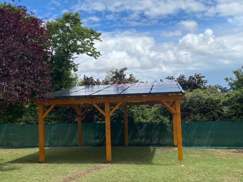 Installation de panneaux photovoltaïque avec micro onduleur Enphase en intégration sur pergola dans le Val d’Oise.