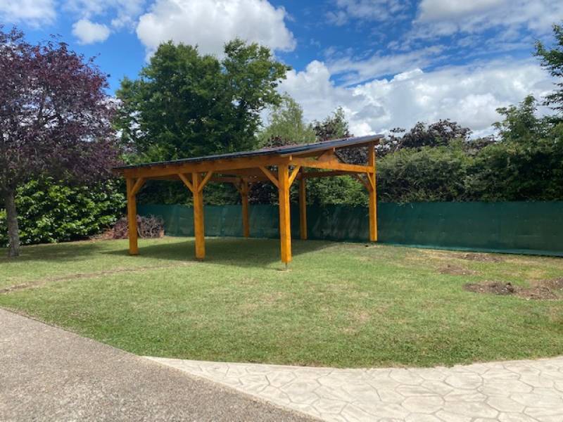 Installation de panneaux photovoltaïque avec micro onduleur Enphase en intégration sur pergola dans le Val d’Oise.