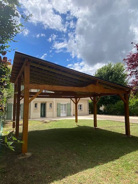 Installation de panneaux photovoltaïque avec micro onduleur Enphase en intégration sur pergola dans le Val d’Oise.