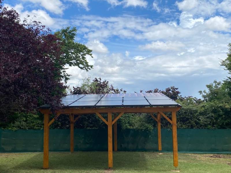 Installation de panneaux photovoltaïque avec micro onduleur Enphase en intégration sur pergola dans le Val d’Oise.
