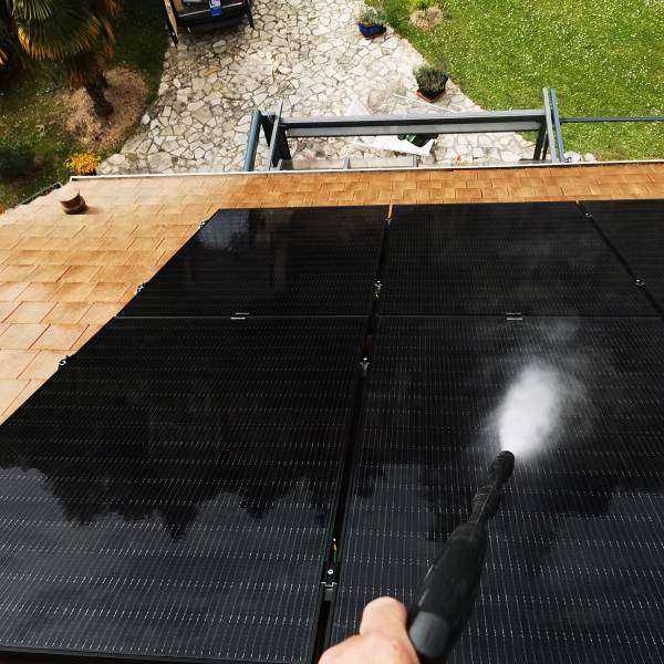 Service de nettoyage de panneaux photovoltaïques en Ile de France