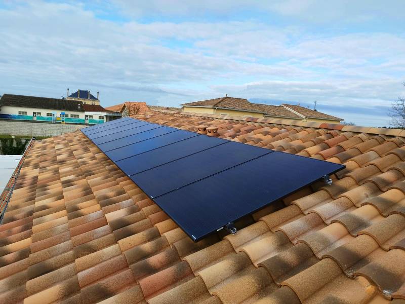 Exploitez l'Énergie Solaire avec nos Installations de Panneaux Photovoltaïques Thomson DE 375W en Surimposition avec Micro Onduleurs Enphase à Bordeaux 