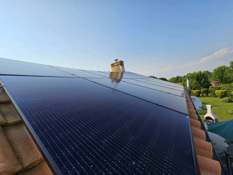 Maximiser l'énergie solaire: L'Autoconsommation avec Revente de Surplus