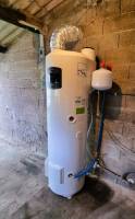   Installation de poêle à granulés avec réservoir intégré pour pellets